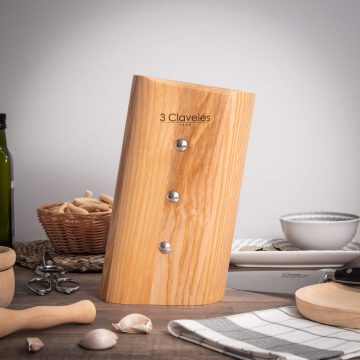 Taco de madera de fresno para 5 cuchillos y unas tijeras en la mesa – 3 Claveles 1638 – Cuchillalia.com