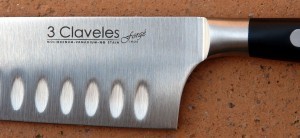 Detalle de la virola y los alveolos de un cuchillo santoku