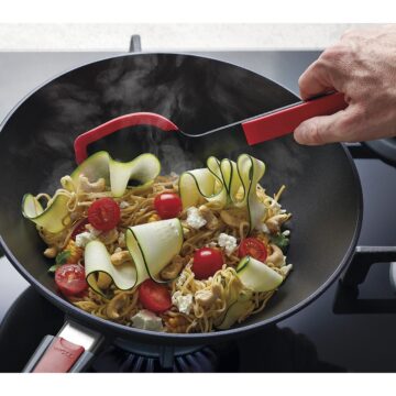 Removiendo con la espátula para wok de silicona roja Woll Cookit KU002 – Cuchillalia.com
