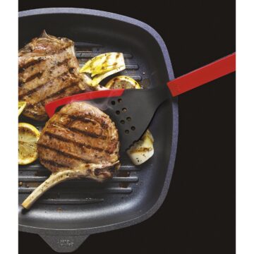 Usando en la parrilla la espátula grande de silicona roja Woll Cookit KU003 – Cuchillalia.com