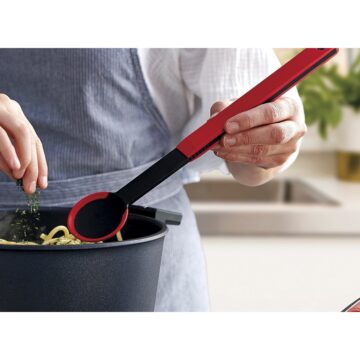 Removiendo con la cuchara de silicona roja Woll Cookit KU004 – Cuchillalia.com