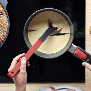 Removiendo caldo con la cuchara con hueco de silicona roja Woll Cookit KU005 – Cuchillalia.com