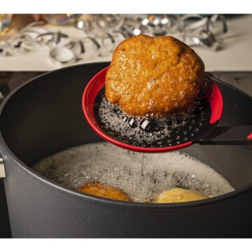 Sacando una croqueta con la espumadera de silicona roja Woll Cookit KU006 – Cuchillalia.com