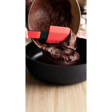 Limpiando con la lengua de silicona roja Woll Cookit KU007 – Cuchillalia.com