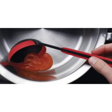 Sirviendo salsa con el cazo de silicona roja Woll Cookit KU008 – Cuchillalia.com