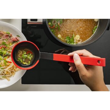 Sirviendo sopa con el cazo de silicona roja Woll Cookit KU008 – Cuchillalia.com
