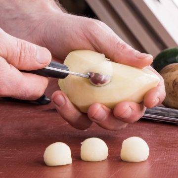 Usando el vaciador (saca-bolas o cuchara parisina)  con una patata – Cuchillalia