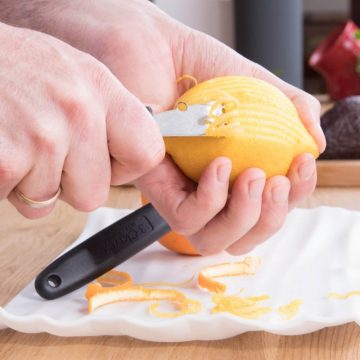 Usando el rallador de limones Profesional – 3 Claveles 4812 – Cuchillalia