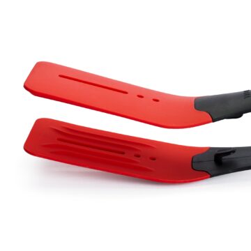 Detalle de las pinzas de silicona roja Woll Cookit KU009 abiertas – Cuchillalia.com
