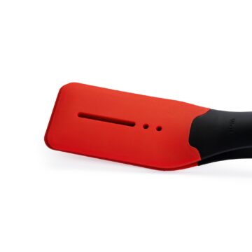Detalle de las pinzas de silicona roja Woll Cookit KU009 cerradas – Cuchillalia.com