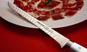 Cuchillo jamonero alveolado con plato de jamón