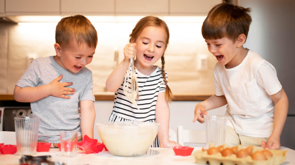 Niños divirtiéndose en la cocina