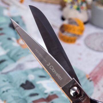 Detalle hojas tijera de sastre de 10″ 3 Claveles