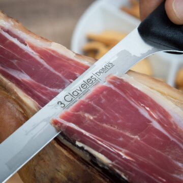 Cuchillo jamonero de 25 cm 3 Claveles Domvs 959 cortando jamón – Cuchillalia.com