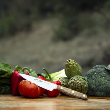 Cuchillo cocinero Arcos Nórdika con verdura | Cuchillalia.com