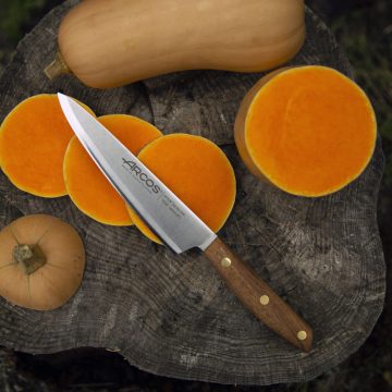 Cortando calabazas con un cuchillo cocinero Arcos Nórdika | Cuchillalia.com