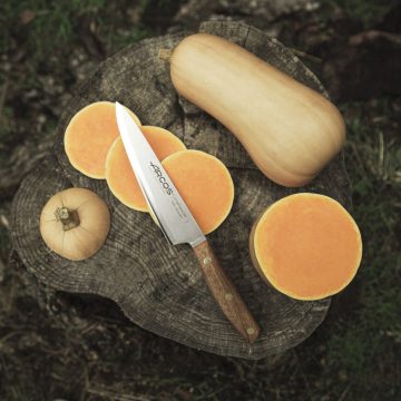 Cortando calabazas con un cuchillo cocinero Arcos Nórdika | Cuchillalia.com