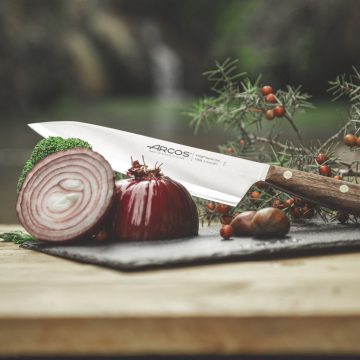 Cortando cebollas con un cuchillo cocinero de 21 cm Arcos Nórdika | Cuchillalia.com