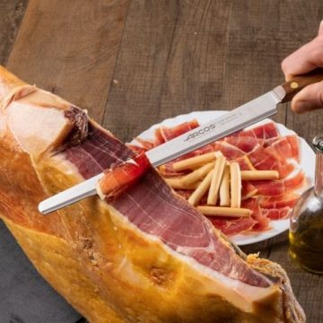 Cortando jamón con un cuchillo jamonero Arcos Nórdika | Cuchillalia.com