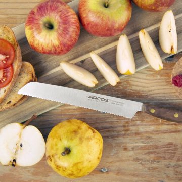 Cuchillo panero Arcos Nórdika con manzana cortada | Cuchillalia.com