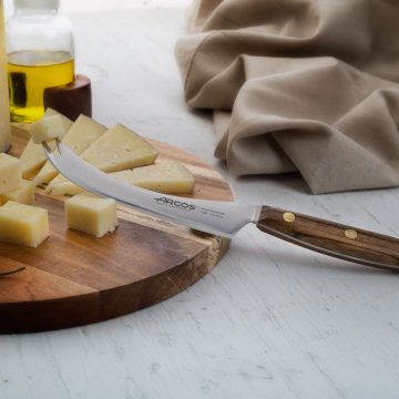 Cortando queso con un cuchillo para quesos Arcos Nórdika | Cuchillalia.com