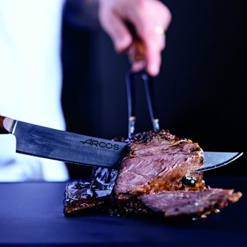 Cortando carne con el set barbacoa de Arcos Nórdika | Cuchillalia.com