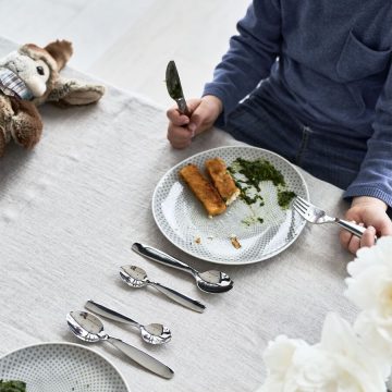 Set de 4 cubiertos para niño Zwilling Kids Pila en la mesa – Cuchillalia.com