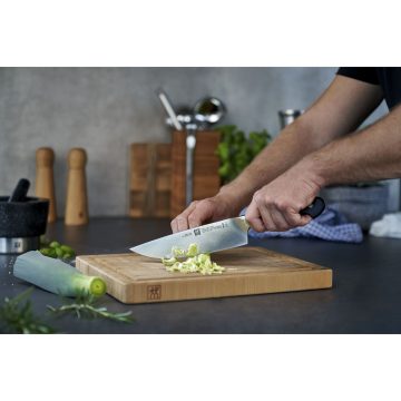 Cuchillo de chef de 20 cm cortando – Zwilling PRO – Cuchillalia.com