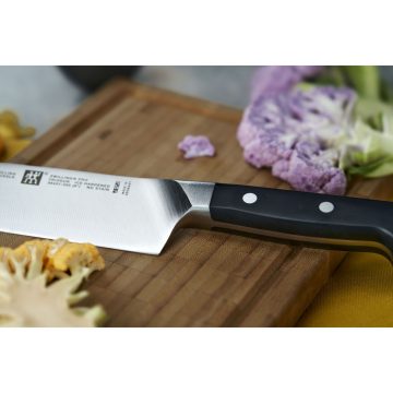 Cuchillo de chef de 20 cm en tabla – Zwilling PRO – Cuchillalia.com