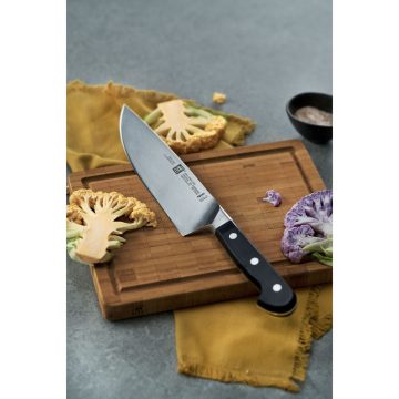 Cuchillo de chef de 20 cm en tabla – Zwilling PRO – Cuchillalia.com