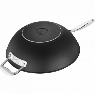 Detalle del fondo del wok Zwilling Forte – Cuchillalia.com