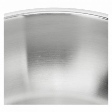 Detalle de la superficie interior del wok de acero inoxidable de 30 cm Zwilling PRO – Cuchillalia.com