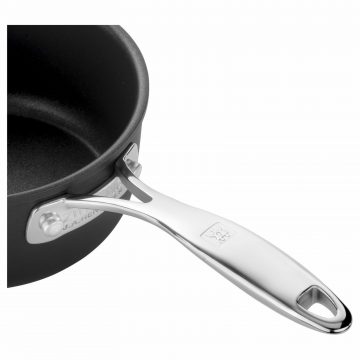 Detalle del mango del cazo Zwilling Forte – Cuchillalia.com