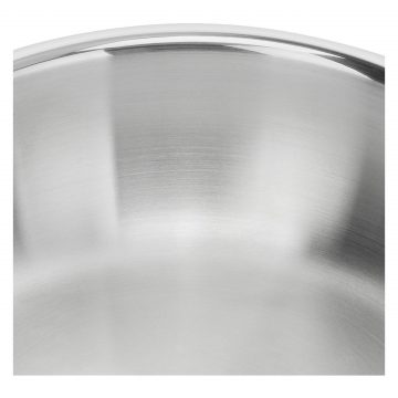 Detalle de la superficie de una sartén de acero inoxidable Zwilling PRO – Cuchillalia.com