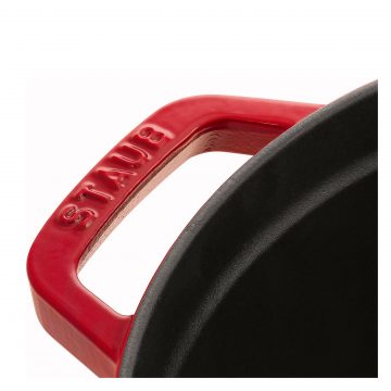 Detalle del asa de la cocotte cereza de 22 cm de Staub 40509-814 – Cuchillalia.com