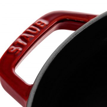 Detalle del asa de la cocotte granate de 22 cm de Staub 40509-355 – Cuchillalia.com