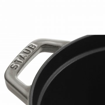 Detalle del asa de la cocotte ovalada gris grafito de 23 cm de Staub 40500-236 – Cuchillalia.com