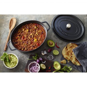 Cocotte ovalada negra de Staub llena de comida – Cuchillalia.com