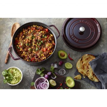 Cocotte color granate de 28 cm de Staub 40509-362 en la mesa – Cuchillalia.com