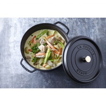 Cocotte color negra de 28 cm de Staub 40500-281 llena – Cuchillalia.com