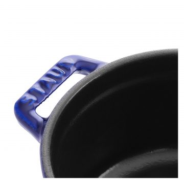Detalle del asa de una minicocotte azul oscuro de 10 cm de Staub 40510-262 – Cuchillalia.com