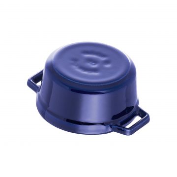 Detalle del fondo de una minicocotte azul oscuro de 10 cm de Staub 40510-262 – Cuchillalia.com