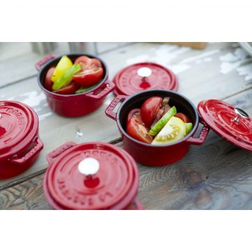 Varias minicocottes de color cereza de Staub – Cuchillalia.com