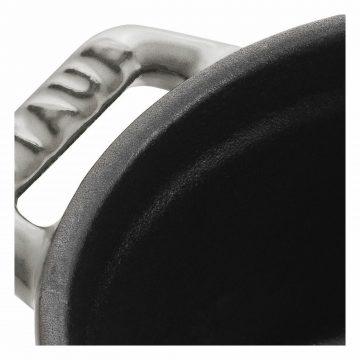 Detalle del asa de una minicocotte gris grafito de 10 cm de Staub 40500-106 – Cuchillalia.com