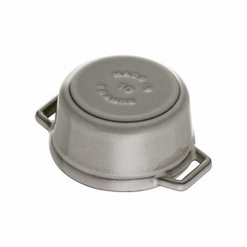 Detalle del fondo de una minicocotte gris grafito de 10 cm de Staub 40500-106 – Cuchillalia.com