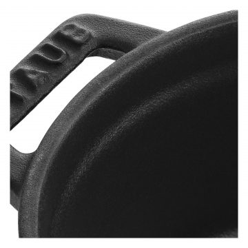 Detalle del asa de una minicocotte negra de 10 cm de Staub 40500-101 – Cuchillalia.com