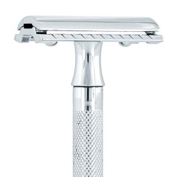 Detalle del cabezal de una maquinilla de afeitar Merkur modelo 33 – Cuchillalia.com