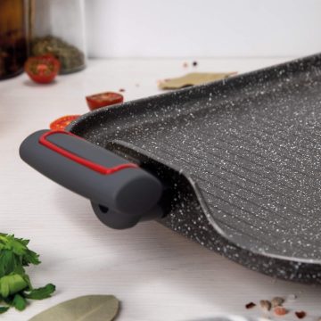 Detalle del asa de la plancha de cocina (parrilla/grill) piedra de 35×28 cm – 3 Claveles Grey Collection – Cuchillalia.com