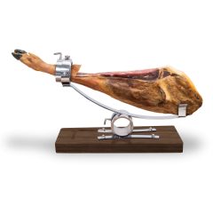 Soporte jamonero 3 Claveles 1748 en uso con jamón serrano colocado mostrando estabilidad y posición de corte