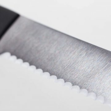 Detalle del dentado de un cuchillo panero Wüsthof Gourmet – Cuchillalia.com